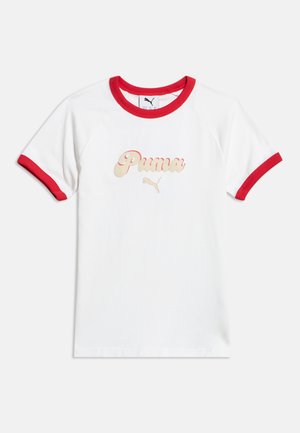 Valge lühikeste varrukatega T-särk punase krae ja varrukaservadega, millel on beeži ja punase Puma logo ning keskele rinnale paigutatud puma ikoon.