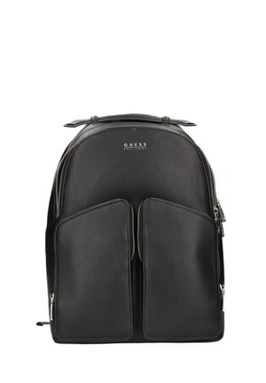 Zaino in pelle nera con due tasche anteriori con cerniera, texture liscia, parte superiore arrotondata e accessori in argento. Logo del marchio sulla parte anteriore.