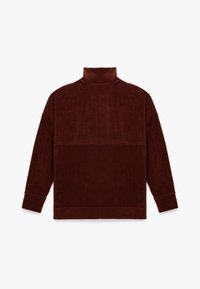 Burgunderfarbener Fleece-Pullover mit hohem Kragen, langen Ärmeln und weicher Textur, versehen mit einer horizontalen Naht über der Brust.