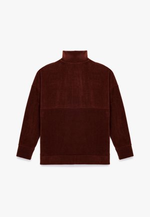 Bordeaux fleece trui met een hoge nek, lange mouwen en een zachte textuur, met een horizontale naad over de borst.