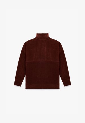 Bordeaux fleece trui met een hoge nek, lange mouwen en een zachte textuur, met een horizontale naad over de borst.