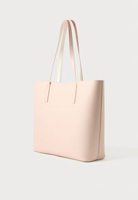Rózsaszín bőr táska sima felülettel, téglalap alakú, két fehér fogantyúval. Egyszerű dizájnú, látható fémalkatrészek nélkül.