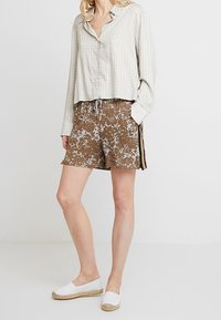 Cream Šortky - brown