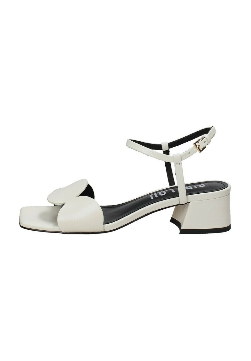 Sandal in pelle bianca con punta quadrata, ampia fascia frontale con design floreale, cinturino alla caviglia regolabile e tacco basso a blocco.