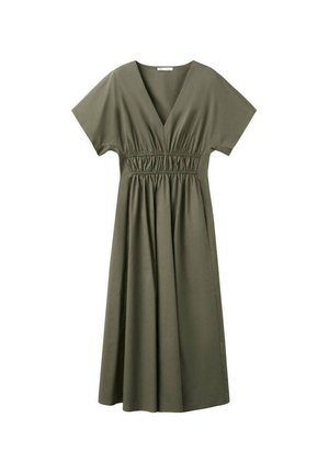 Vestido midi verde oliva con escote en V, mangas cortas y cintura elástica fruncida, falda fluida sobre fondo blanco.