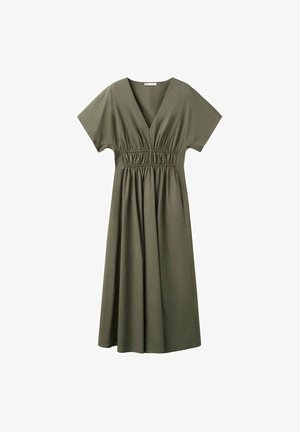 Olijfgroene midi-jurk met V-hals, korte mouwen en elastische geplooide taille, vloeiende rok op een witte achtergrond.