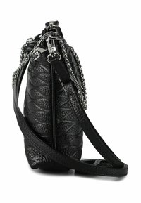 Bolso de mano de piel sintética negra con acolchado, cadena metálica y cierre de cremallera. Presenta una superficie texturizada y una forma angulosa.