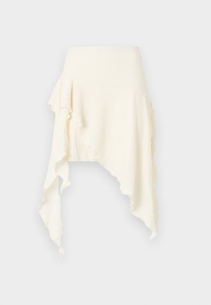 Jupe asymétrique blanche ivoire avec tissu texturé et ourlet froufrouté, irrégulier, plus long sur les côtés.