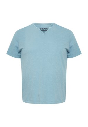 Tricou scurt cu mânecă scurtă, de culoare albastru deschis, realizat dintr-un material moale, având decolteu în V și o textură netedă, cu o croială ușor lejeră.