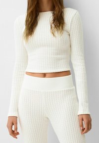 Bershka Strickpullover - white