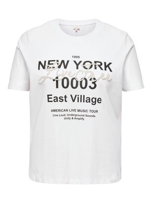 Wit T-shirt met zwarte tekst: "1995 NEW YORK 10003 East Village" en parelkralen in scriptvorm met het woord "fourth." Daaronder de tourslogan in kleinere letters.