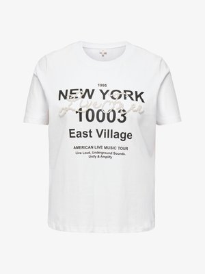 Wit T-shirt met zwarte tekst: "1995 NEW YORK 10003 East Village" en parelkralen in scriptvorm met het woord "fourth." Daaronder de tourslogan in kleinere letters.
