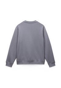 Γκρι φούτερ με στρογγυλή λαιμόκοψη, μακριά μανίκια, ριμπ τελειώματα στα μανίκια και στο κάτω μέρος. Ομαλή υφή με απλό σχέδιο, χωρίς εμφανή λογότυπα ή μοτίβα.