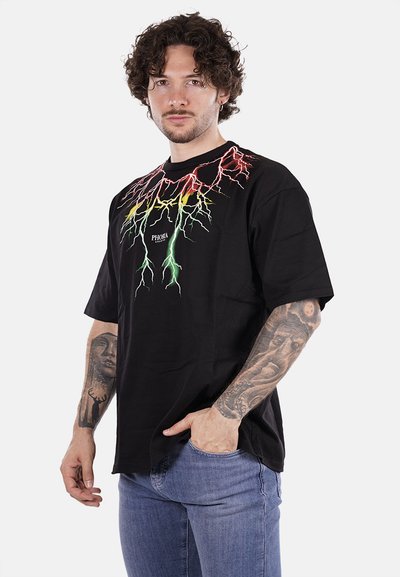 T-shirt nera con un grafico di un fulmine colorato sulla parte anteriore, maniche corte, colletto rotondo e vestibilità rilassata. Realizzata in materiale di cotone.