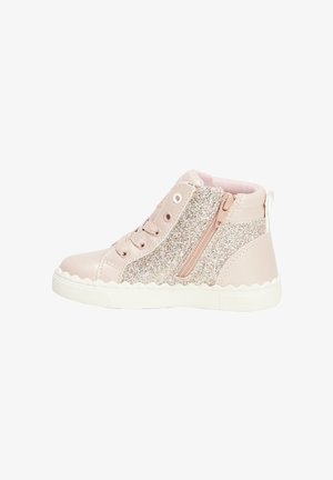 Baskets montantes roses avec des accents pailletés, lacets sur le devant, fermeture éclair sur le côté, semelle en caoutchouc blanche et bords festonnés. Dessus texturé pour un détail supplémentaire.