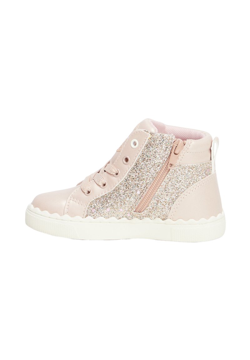 Sneaker alte rosa con accenti di glitter, chiusura con lacci nella parte frontale, cerniera laterale, suola in gomma bianca e bordi ondulati. Parte superiore texturizzata per un tocco di dettagli in più.