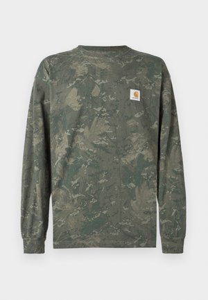 Chemise à manches longues camouflage aux tons verts et marron avec une petite étiquette carrée du logo Carhartt sur le côté gauche de la poitrine.