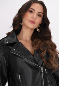 Czarna skórzana kurtka motocyklowa z asymetrycznym zamkiem, napami na kołnierzu i dwiema przednimi kieszeniami na zamek. Posiada gładką teksturę i dopasowany krój.