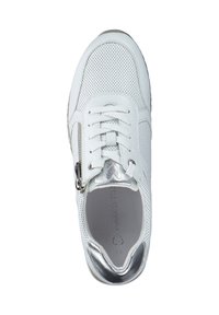 Sneaker in pelle bianca con design perforato, dettagli argentati, sistema di allacciatura frontale e zip laterale per un facile accesso.