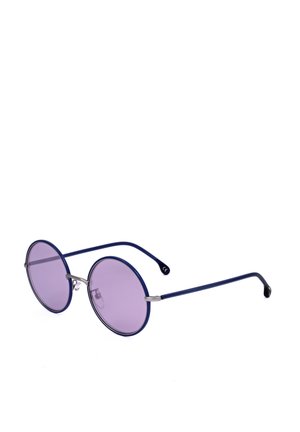 Occhiali da sole rotondi con sottili montature metalliche blu scuro e lenti colorate di viola, inclinati su sfondo bianco.