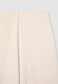 Jasno beżowa tkanina z subtelnym wzorem w kratkę, charakteryzująca się gładką fakturą i prostym krojem z centralnym szwem.