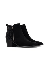 Botas de tobillo de ante negro con cremallera lateral, que presentan un panel de estampado de leopardo texturizado en el talón y un tacón bajo tipo bloque.