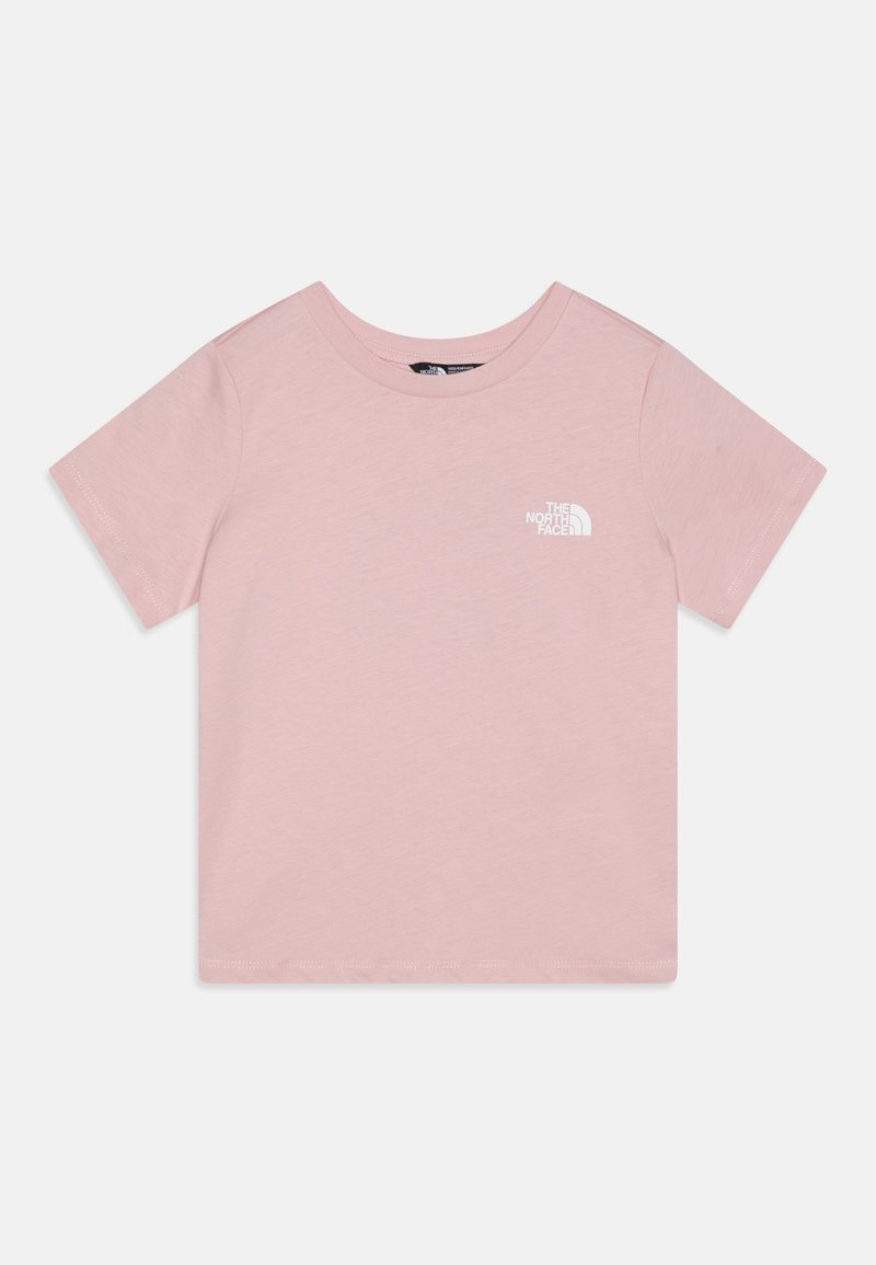 Světle růžové tričko s krátkým rukávem vyrobené z bavlny, má kulatý výstřih a malé bílé logo na levé hrudi. Hladká textura.