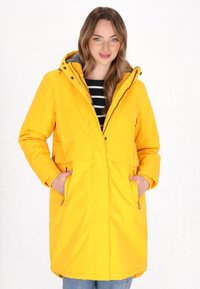 Gelber wasserdichter Parka mit Kapuze, ausgestattet mit einem Reißverschluss vorne, zwei Seitentaschen und einem weichen grauen Futter. Klassisches knielanges Design.