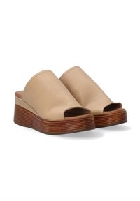 Beige leren open-toe mules met een brede bovenkant en een bruine houtnerf-gepatenteerde wigzool. Rondvormig met een gladde textuur.