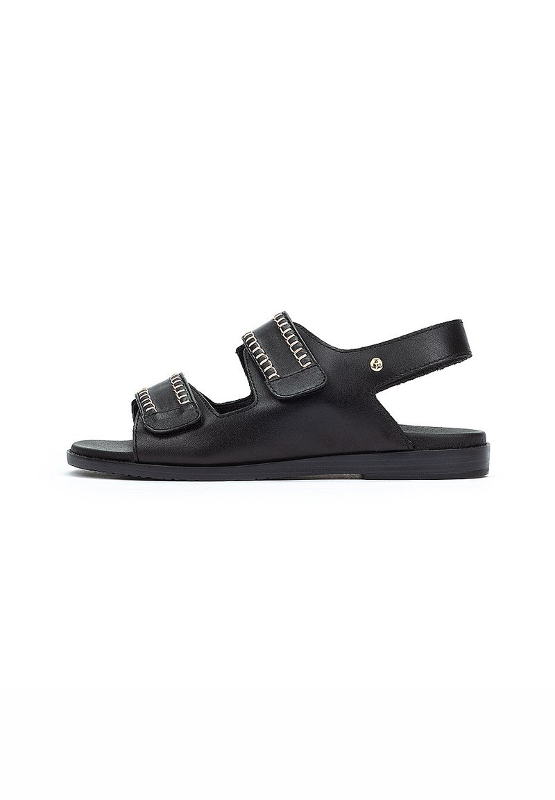 Sandalias de cuero negro con dos correas ajustables, costuras decorativas, diseño de punta abierta y suela plana de goma.
