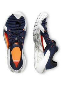 Námořnické modré sportovní boty s texturovaným svrškem, oranžovými akcenty, černými tkaničkami a bílou kamuflážovou podrážkou. Disponují systémem pro bezpečné uchycení.