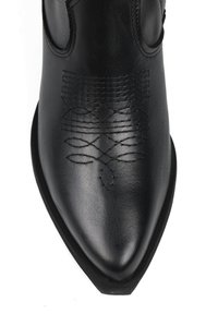 Czarne skórzane botki za kostkę z szpiczastym noskiem, ozdobione dekoracyjnym przeszyciem na wierzchu i płaską gumową podeszwą. Gładka faktura, minimalistyczny design.
