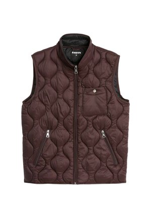 Mørkebrun quiltet vest med frontlynlås, to lynlåslommer i siderne og en knappet brystlomme, størrelse medium.