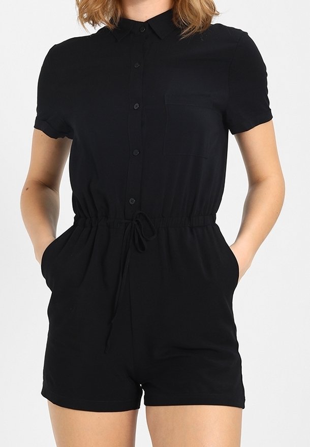 Combinaison noire à manches courtes avec col, fermeture à boutons, taille élastique, poches latérales et une petite poche poitrine. Texture lisse.