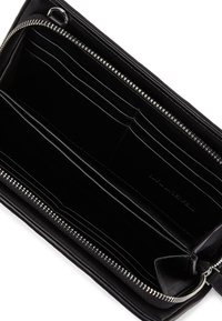 Portafoglio in pelle nera con chiusura a zip e più slot per carte. L'interno presenta una texture liscia e un design elegante.