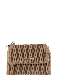 Portafoglio in pelle beige con un design texturizzato e a righe. Chiusura a clasp e accentatura in oro. Forma compatta e rettangolare con una finitura liscia.