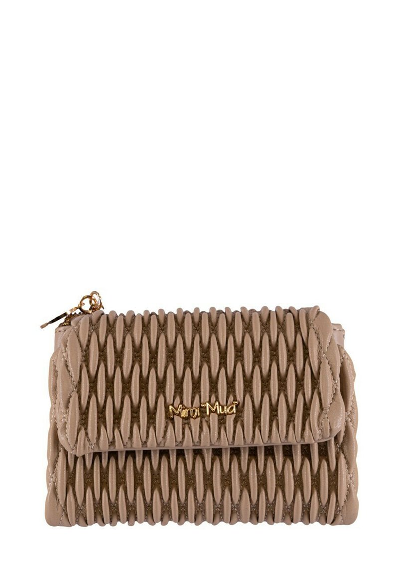 Portafoglio in pelle beige con un design texturizzato e a righe. Chiusura a clasp e accentatura in oro. Forma compatta e rettangolare con una finitura liscia.