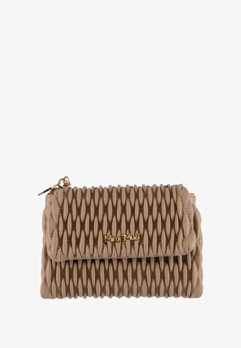 Portafoglio in pelle beige con un design texturizzato e a righe. Chiusura a clasp e accentatura in oro. Forma compatta e rettangolare con una finitura liscia.