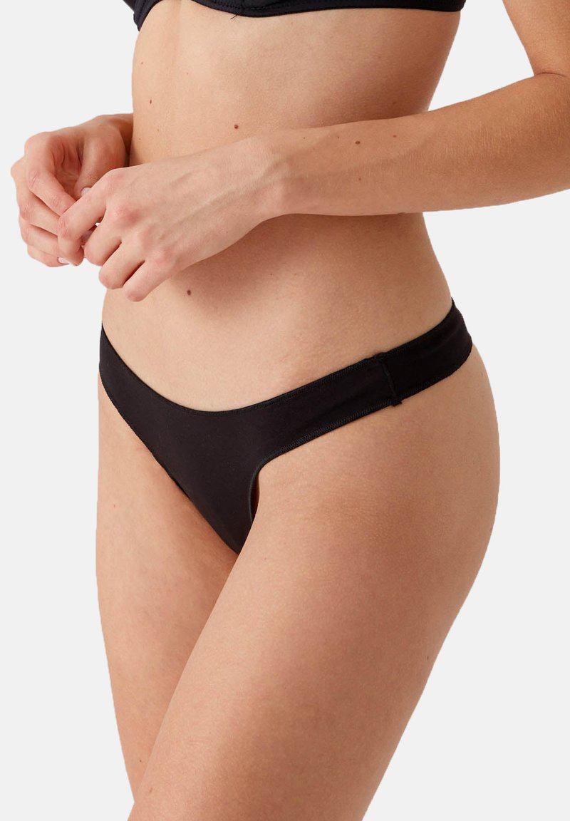 Zwarte bikini onderzijde gemaakt van rekbaar materiaal, met een lage taille en minimale bedekking. Soepele textuur en nette naden.