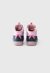 Scarpe per bambini blu e rosa con superficie testurizzata, dotate di un dettaglio a fiocco rosa sul retro e di un design leggero.