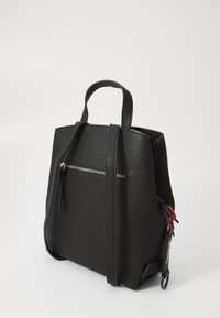 Zwarte faux leren rugzak met een gestructureerd ontwerp, bovenhandvatten, een ritsvak aan de voorkant en accenten in rood en zwart.