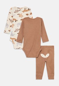 Tre-delt babyoutfit bestående af en beige bodystocking med dyremotiver, en ensfarvet brun ribbet bodystocking og brune bukser med et ræveansigt design.
