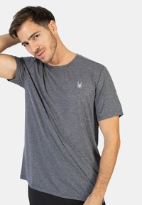 Grijze t-shirt met korte mouwen van textuurstof, met een ronde hals en een klein spinnenlogo op de linkerkant van de borst.