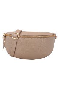 Kleine beige leren heuptas met gouden rits en verstelbare band met gouden gesp op een witte achtergrond.