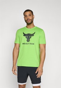 Under Armour BRAHMA BULL - Marškinėliai su spaudiniu - cyber green/black