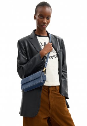 COACH, ELORA TOP HANDLE CROSSBODY BAG - Τσάντα χειρός - light blue