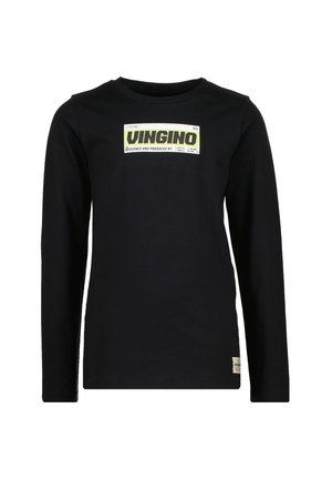 T-shirt noir à manches longues avec un écusson rectangulaire jaune et blanc portant le logo "VINGINO" sur la poitrine et une petite étiquette près de l'ourlet.