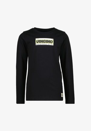 Czarny T-shirt z długim rękawem z prostokątną żółto-białą naszywką z logo "VINGINO" na klatce piersiowej oraz małą metką przy dolnym brzegu.