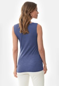 Top sans manches bleu à côtes avec un col rond, design ajusté et ourlet de longueur moyenne. Présenté de dos avec une texture de tissu léger.