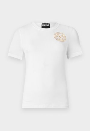 Biała koszulka z krótkim rękawem i okrągłym dekoltem, z małym złotym logo Versace Jeans Couture na górnej lewej części klatki piersiowej.